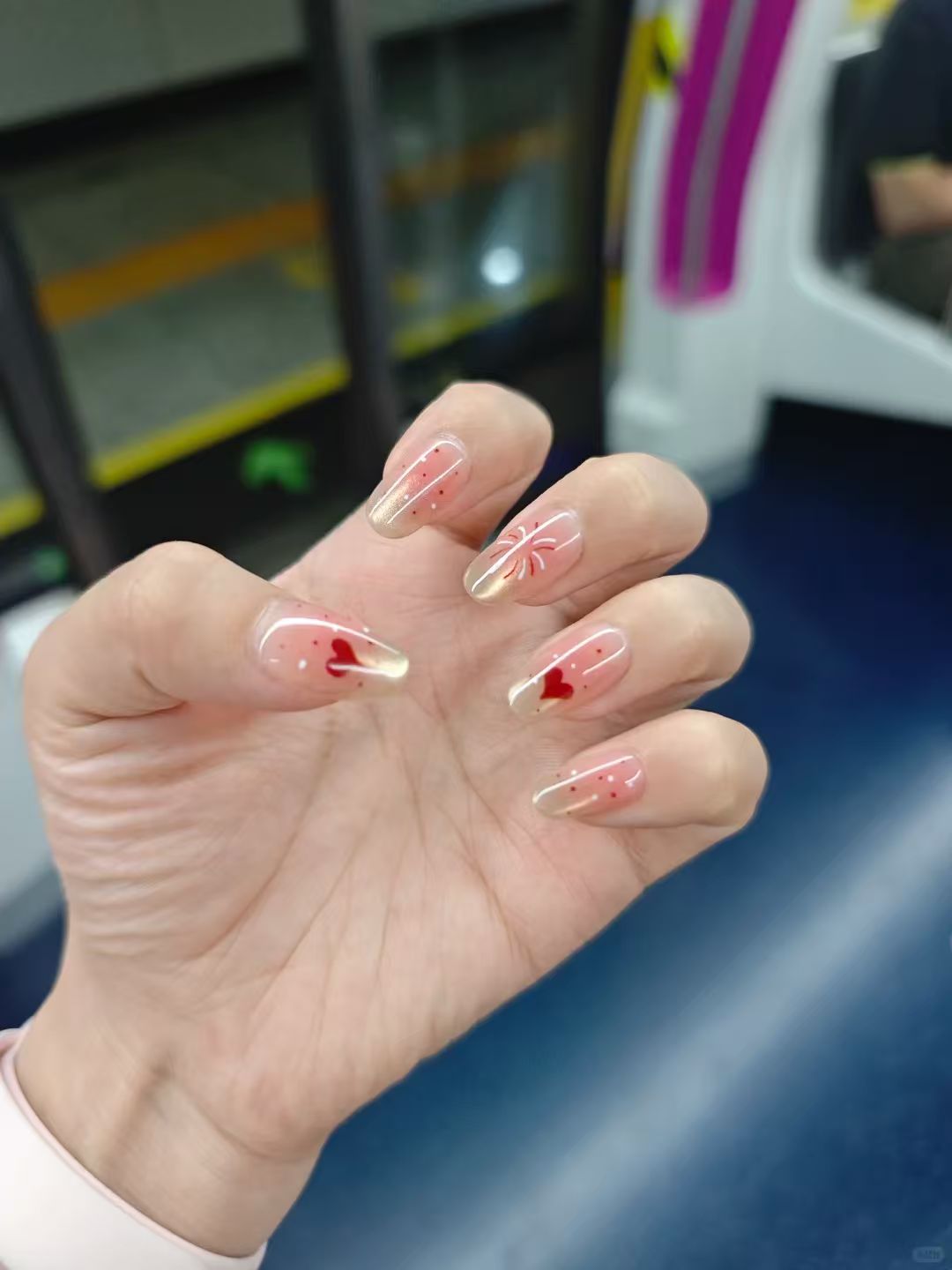 红心冰透腮红美甲款式展示